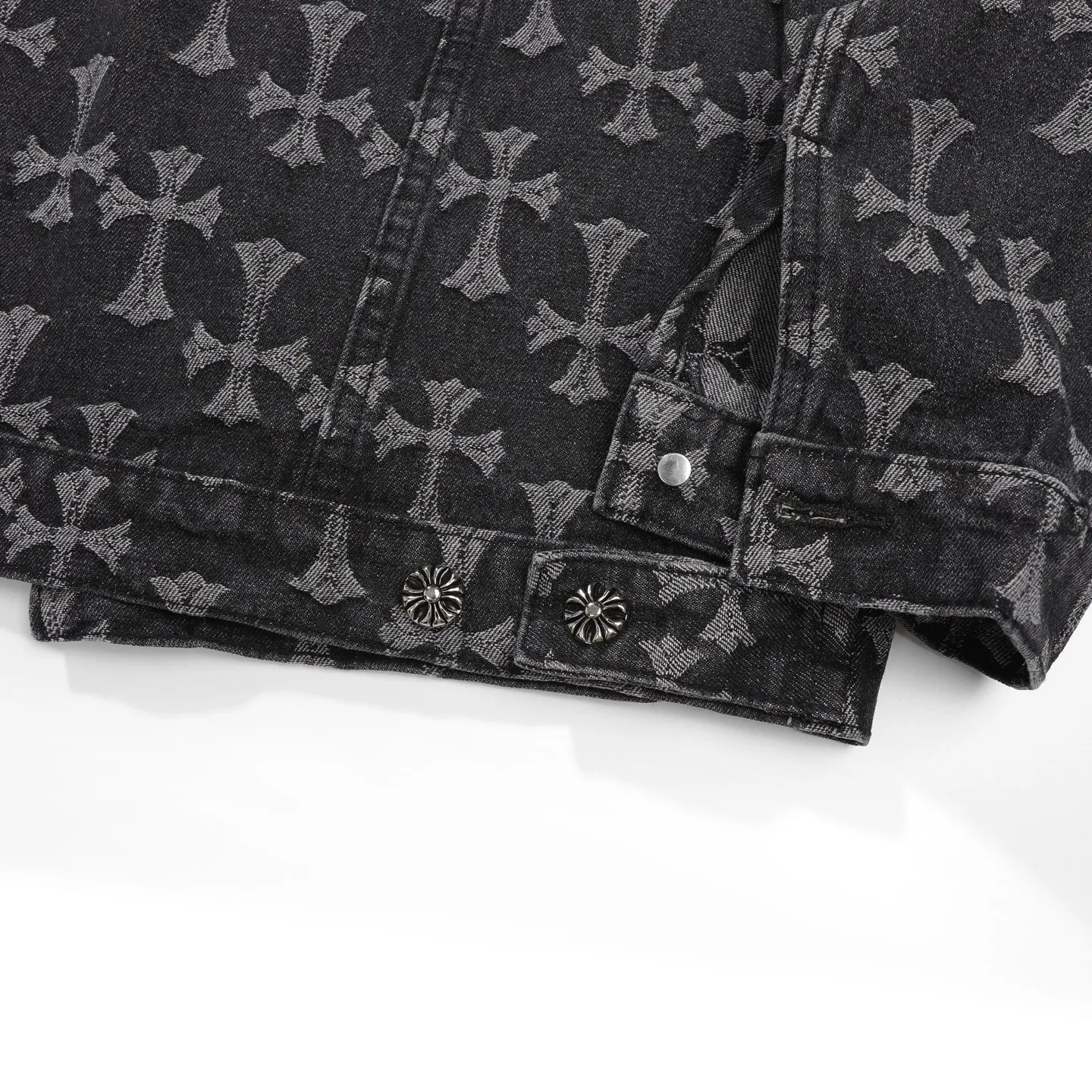 P260 [Black] Chrome Hearts double-sided heavy denim jacket with LOGO jacquard and dark flowers printed all over. The same style as the Internet celebrity star. The cross-printed denim jacket has a unique cross design element and all-over printing, which is full of design. It is made of 100% denim cotton fabric with heavy coarse yarn count, which ensures a stiff and tough silhouette while being soft, comfortable and breathable. The lapel is designed with silver buttons and is full of texture. The classic white cross logo is all over the dress, making it a perfect versatile style for spring and summer! Customized jacquard fabric, you can wear it in various styles. This gender-neutral shirt is a must-have for nightclubs. It can be worn as a jacket for both men and women. It can be easily worn by both men and women! The original loose version is made of high-quality pure cotton fabrics. The fabric pattern is high-definition and delicate without burrs. It is comfortable and breathable to wear. All the buttons are molded and customized. It is casual and fashionable and can be matched with any bottoms. It can be windproof and sunproof in spring and summer. It can be worn outside in autumn and winter! Easily concave shape makes you look slimmer and taller, perfect for both men and women! Style number: Color: Black Size: S M L XL
